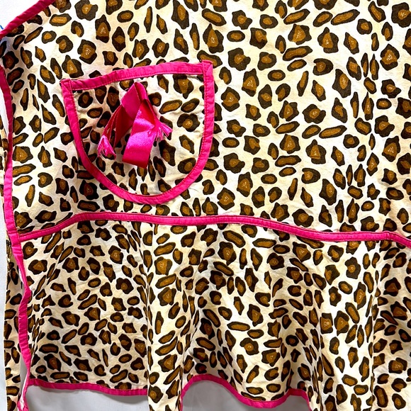 Kitchen Apron Boston Color Collection  Leopard Print with Pink Trim - Picture 4 of 6